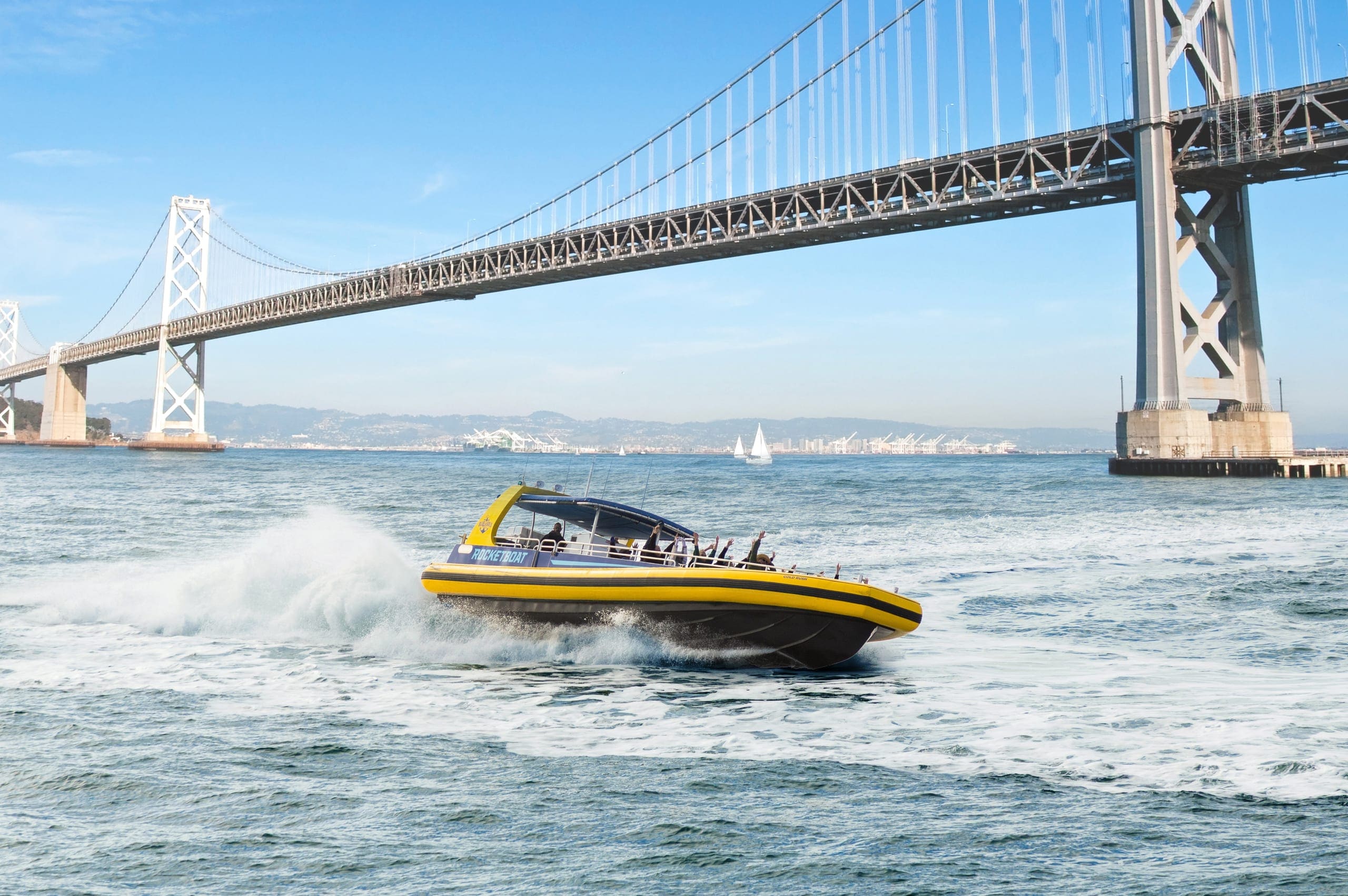 Speedboat dans la baie de San Francisco